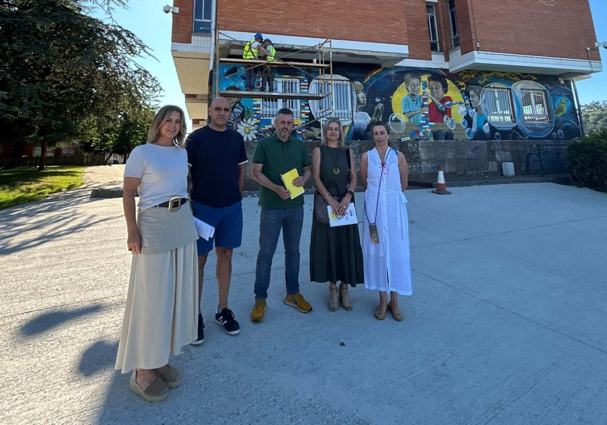 Junto a Eva Iglesias, Antonio Díaz, el director del colegio; Daniel Navarro, técnico municipal; Silvia Menéndez, de la empresa adjudicataria; y María José Fernández, técnica municipal.