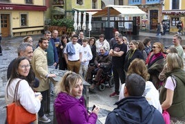 Un grupo de turistas, alrededor del Pozo de la Barquera, en la plaza del Marqués.