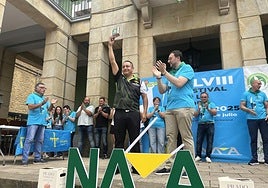 El campeón del Concurso de Escanciadores de Nava, Jorge Vargas.