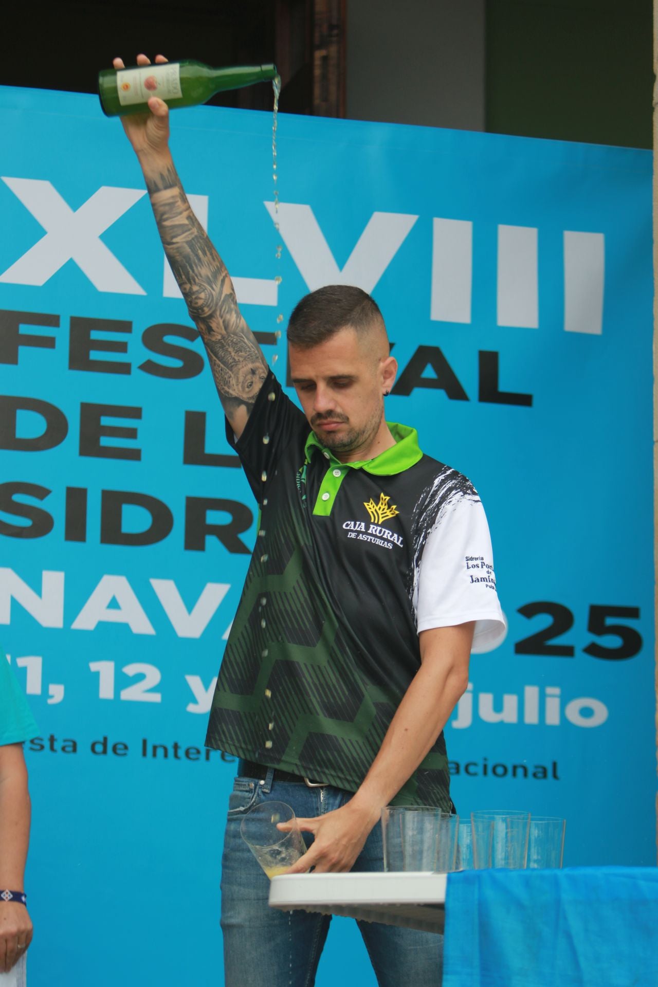 Nava se rinde a la sidra asturiana bien escanciada