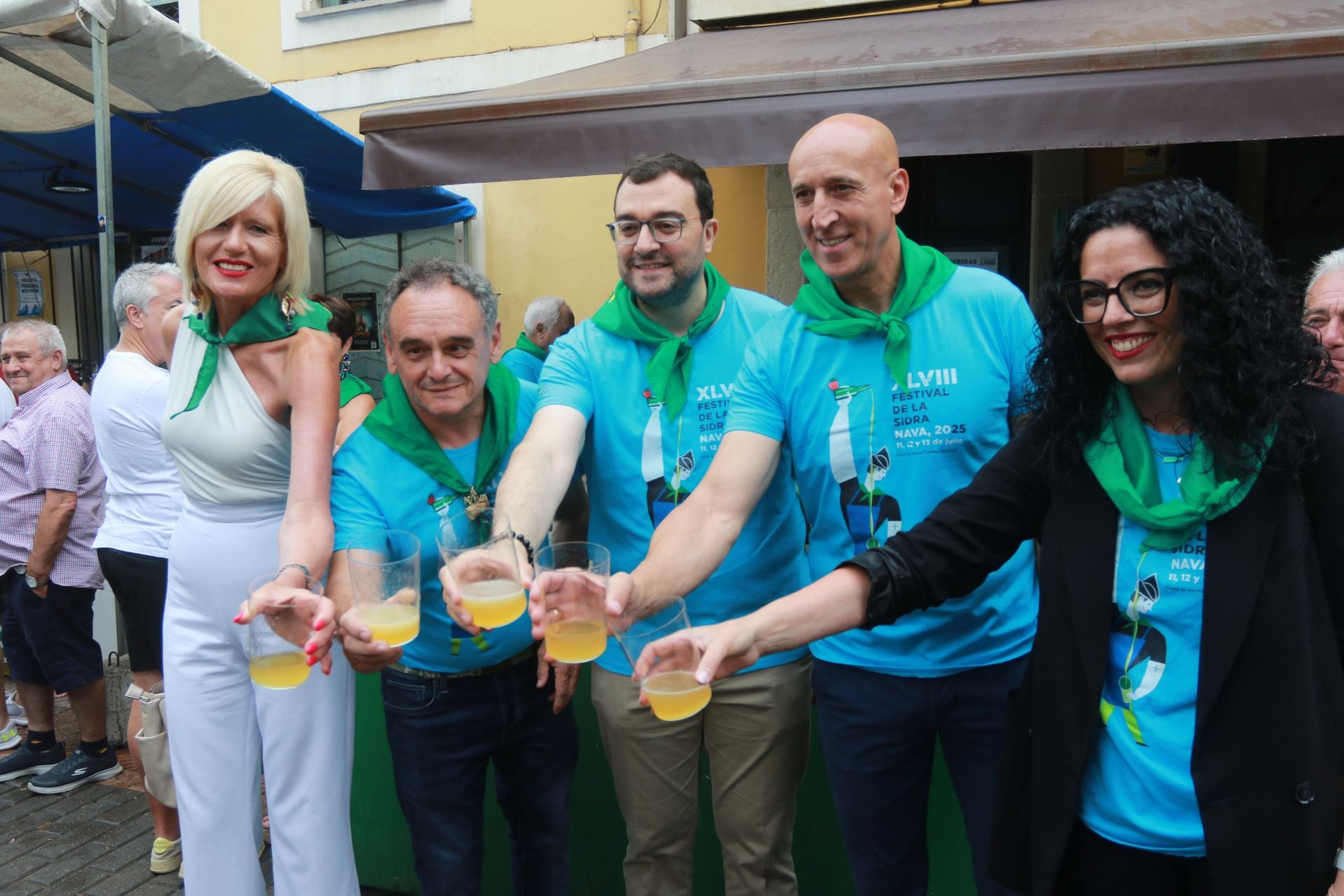 Nava se rinde a la sidra asturiana bien escanciada