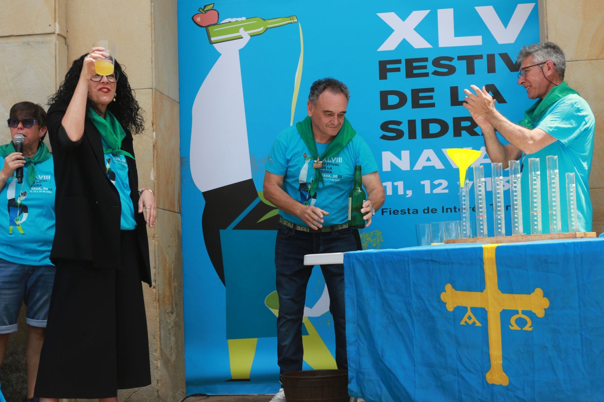 Nava se rinde a la sidra asturiana bien escanciada