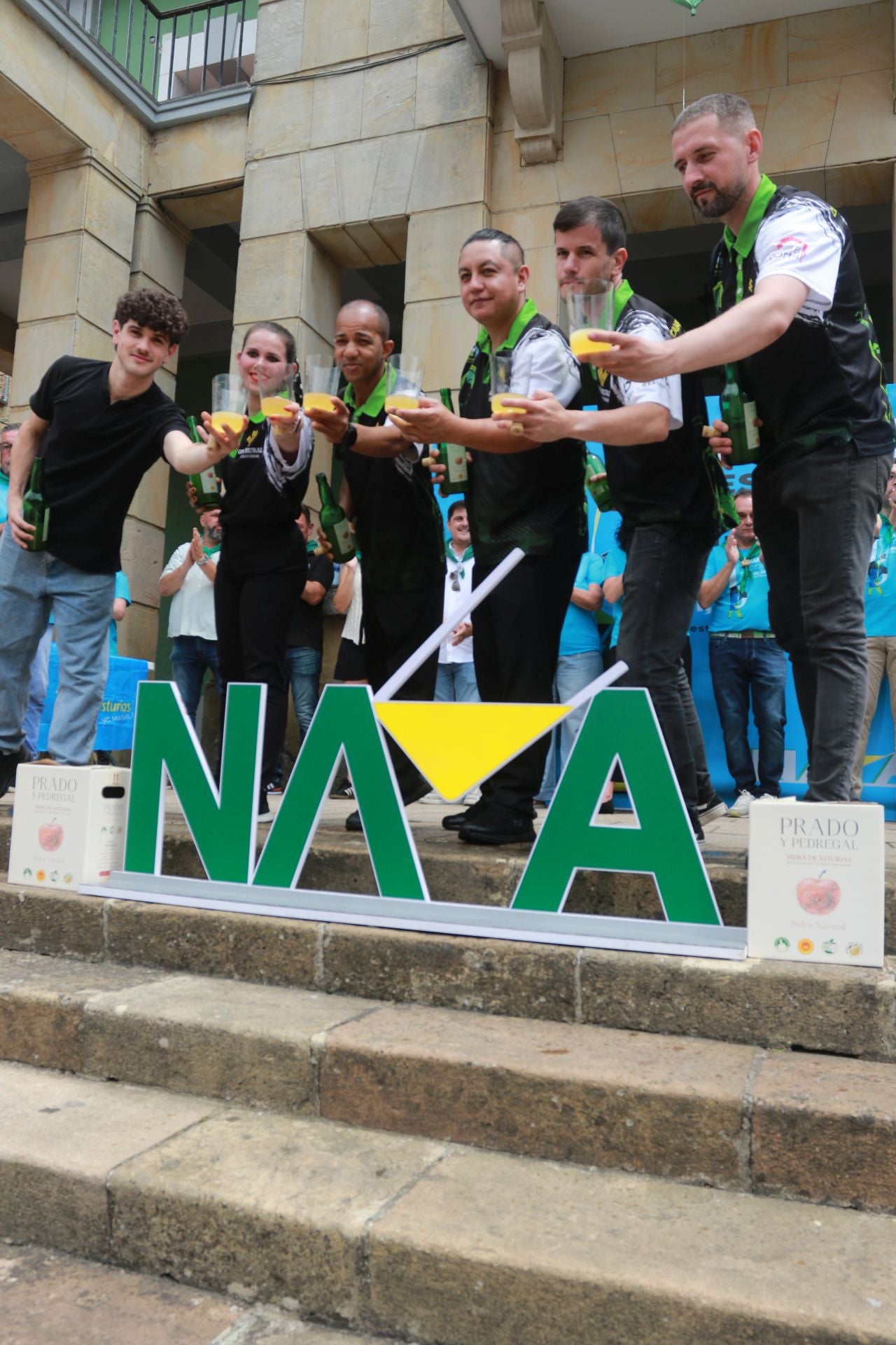 Nava se rinde a la sidra asturiana bien escanciada