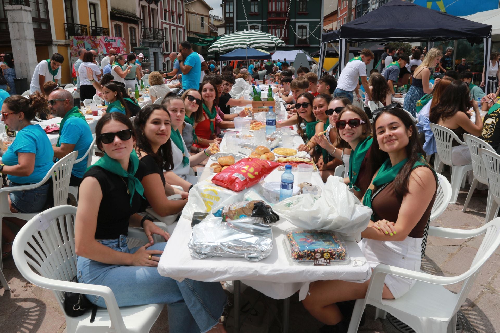 Nava se rinde a la sidra asturiana bien escanciada
