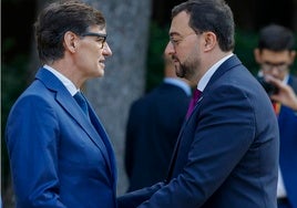 Adrián Barbón saluda el presidente de la Generalitat, Salvador Illa, en la Conferencia de Presidentes celebrada el pasado mes de junio en Barcelona.