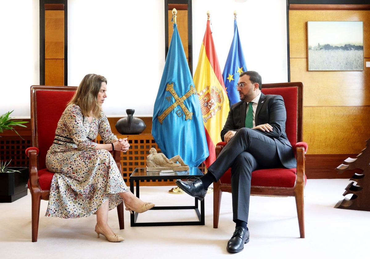 La presidenta de los empresarios asturias, María Calvo, conversa con el presidente del Principado, Adrián Barbón, en la sede de Presidencia.