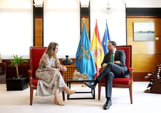 La presidenta de los empresarios asturias, María Calvo, conversa con el presidente del Principado, Adrián Barbón, en la sede de Presidencia.