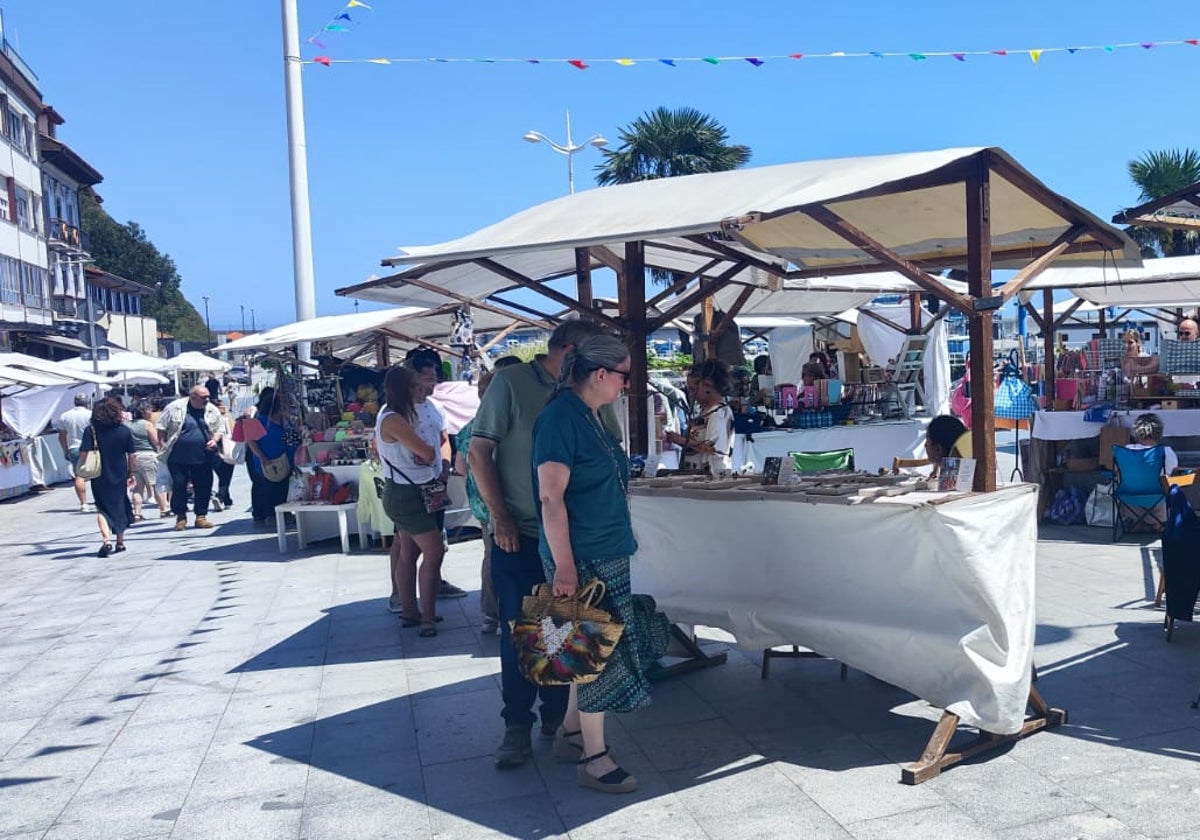 Mercadillo de la Asociación de Mujeres D'Aky en el parque de los Hermanos Helio, en Candás.