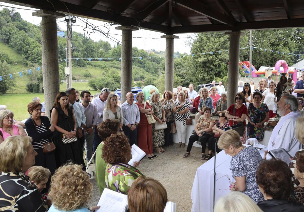 La alcaldesa, Carmen Moriyón, y los ediles María Mitre y Abel Junquera, en la misa en honor a la Virgen del Carmen que se celebró este domingo en Llantones.