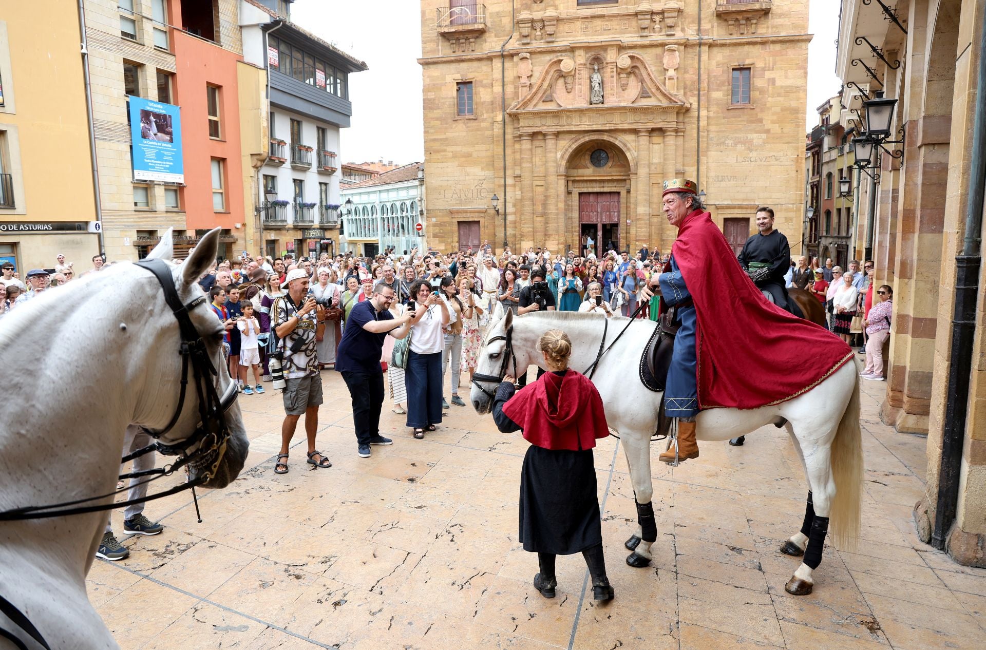 Fotos: La despedida de Alfonso II de Oviedo en su partida hacia Santiago