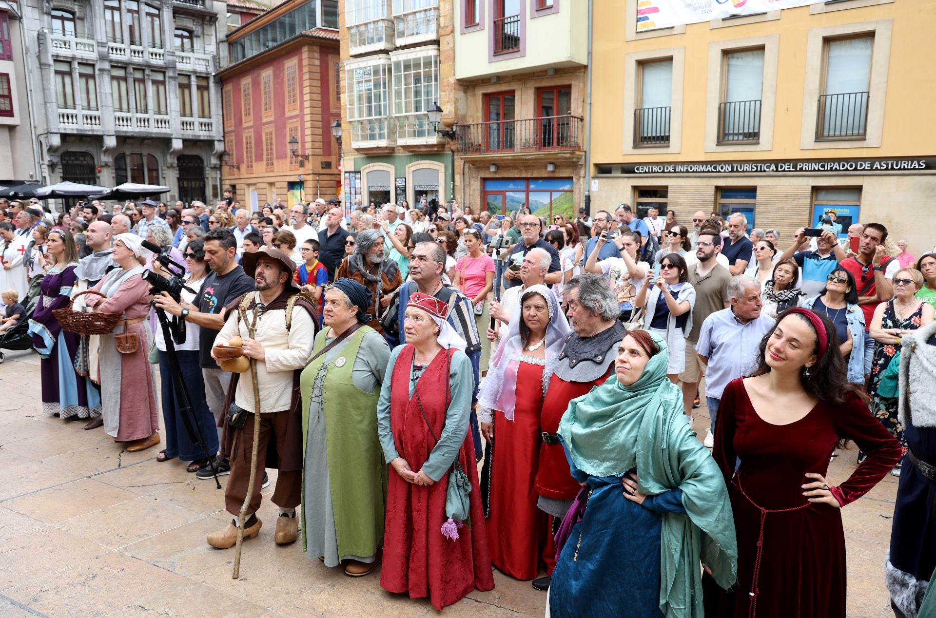 Fotos: La despedida de Alfonso II de Oviedo en su partida hacia Santiago
