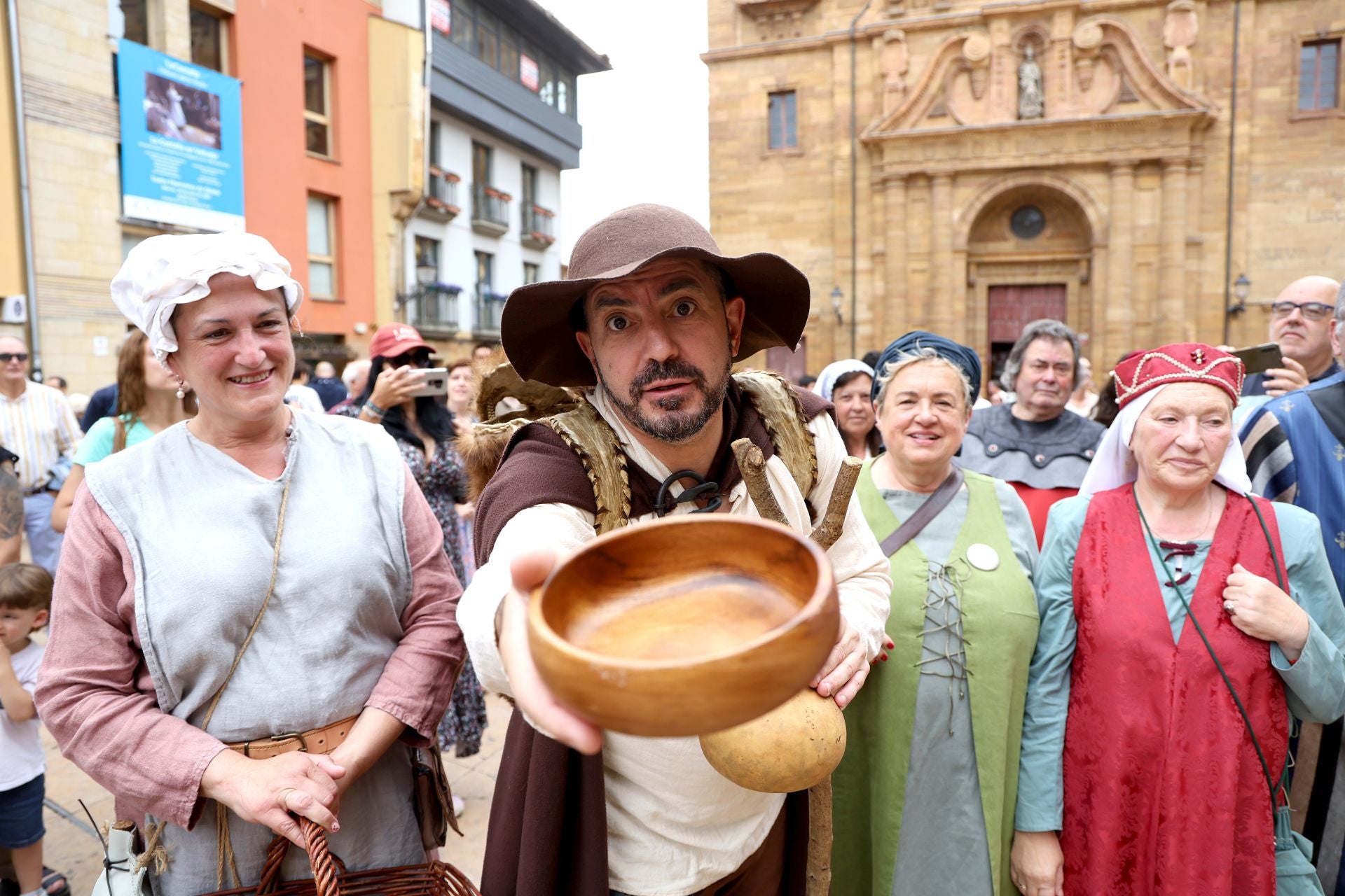 Fotos: La despedida de Alfonso II de Oviedo en su partida hacia Santiago