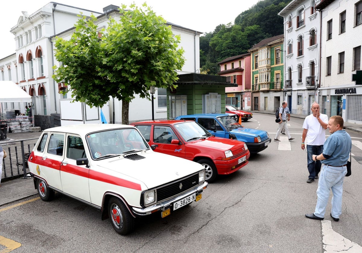 Algunos de los coches clásicos en la concentración de la villa cañonera.