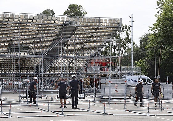 Parque de los Hermanos Castro. Montaje de la enorme grada que permitirá seguir los conciertos del Gijón Life.