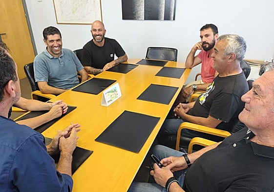 Miembros del club en su visita al Ayuntamiento.