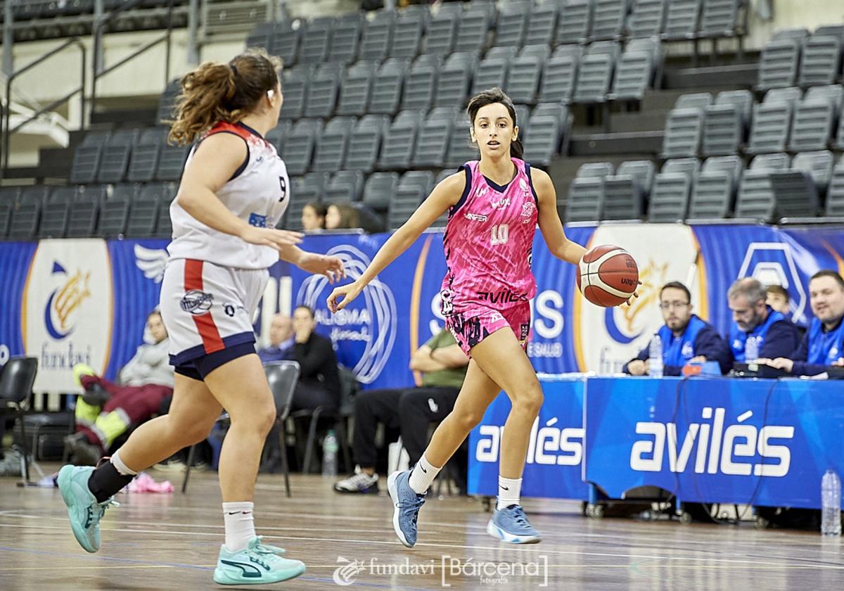 Marta Rodríguez con el balón en la cancha.
