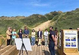 La delegada de Gobierno, Adriana Lastra, junto al alcalde y la concejala en el acto de recepción.