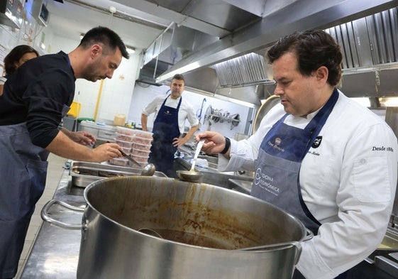 El chef Marcos Morán en la preparación del menú este lunes en la Cocina Económica de Gijón.