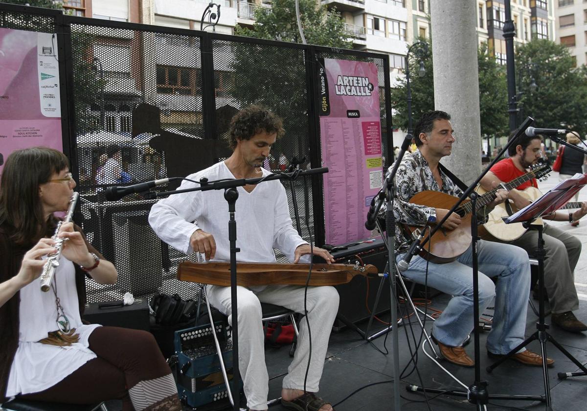 El Grupo Lleiba actuando en el paseo de Begoña en una edición anterior de 'Arte en la calle'.