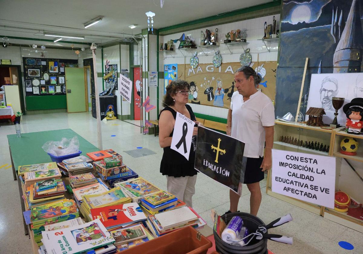 La directora del colegio Asturias, Loli Fernández, muestra al director del colegio Los Campos, Antoni Medina, las instalaciones del centro en el que convivirá el alumnado el próximo curso.