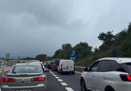 Caravana de vehículos el domingo subiendo hacia el túnel de El Negrón.