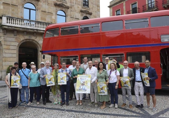 Presentación de la iniciativa 'Camioneros contra el cáncer', este lunes, frente al Ayuntamiento de Gijón.