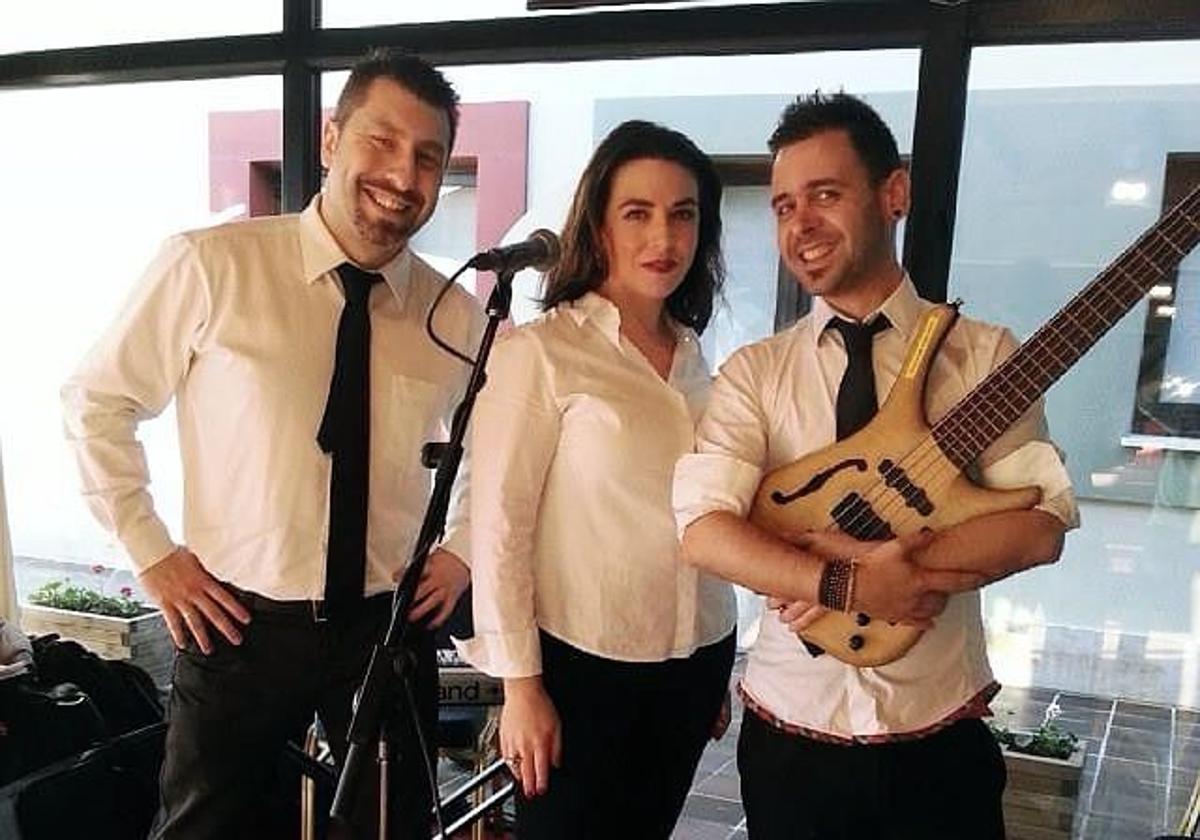 Clave de Trío, que esta tarde lleva sus canciones al escenario del paseo de Begoña de Gijón.