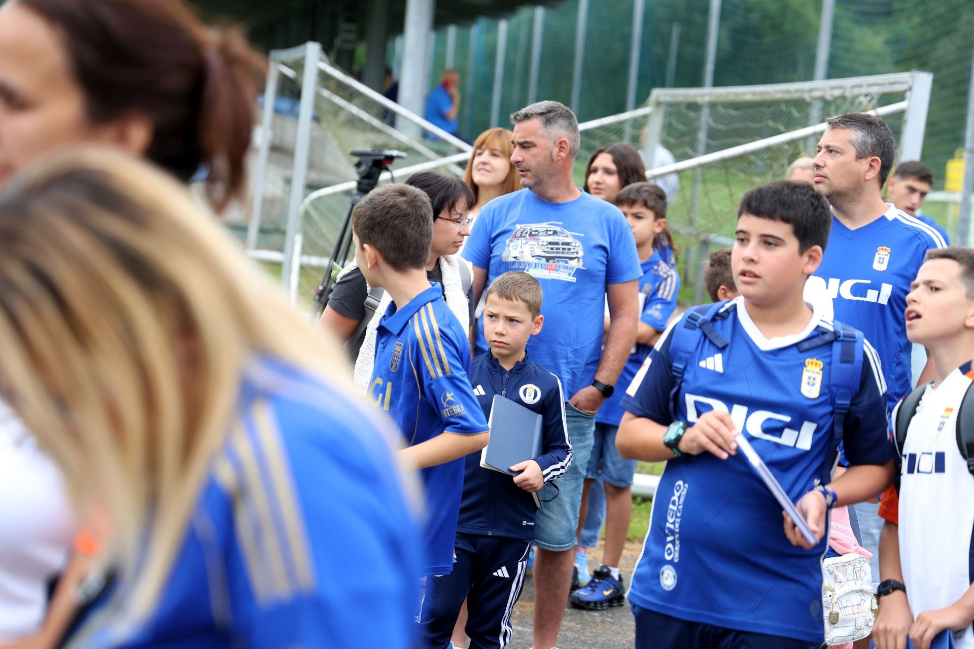 El Real Oviedo, arropado por su gente en el primer entenamiento de la temporada