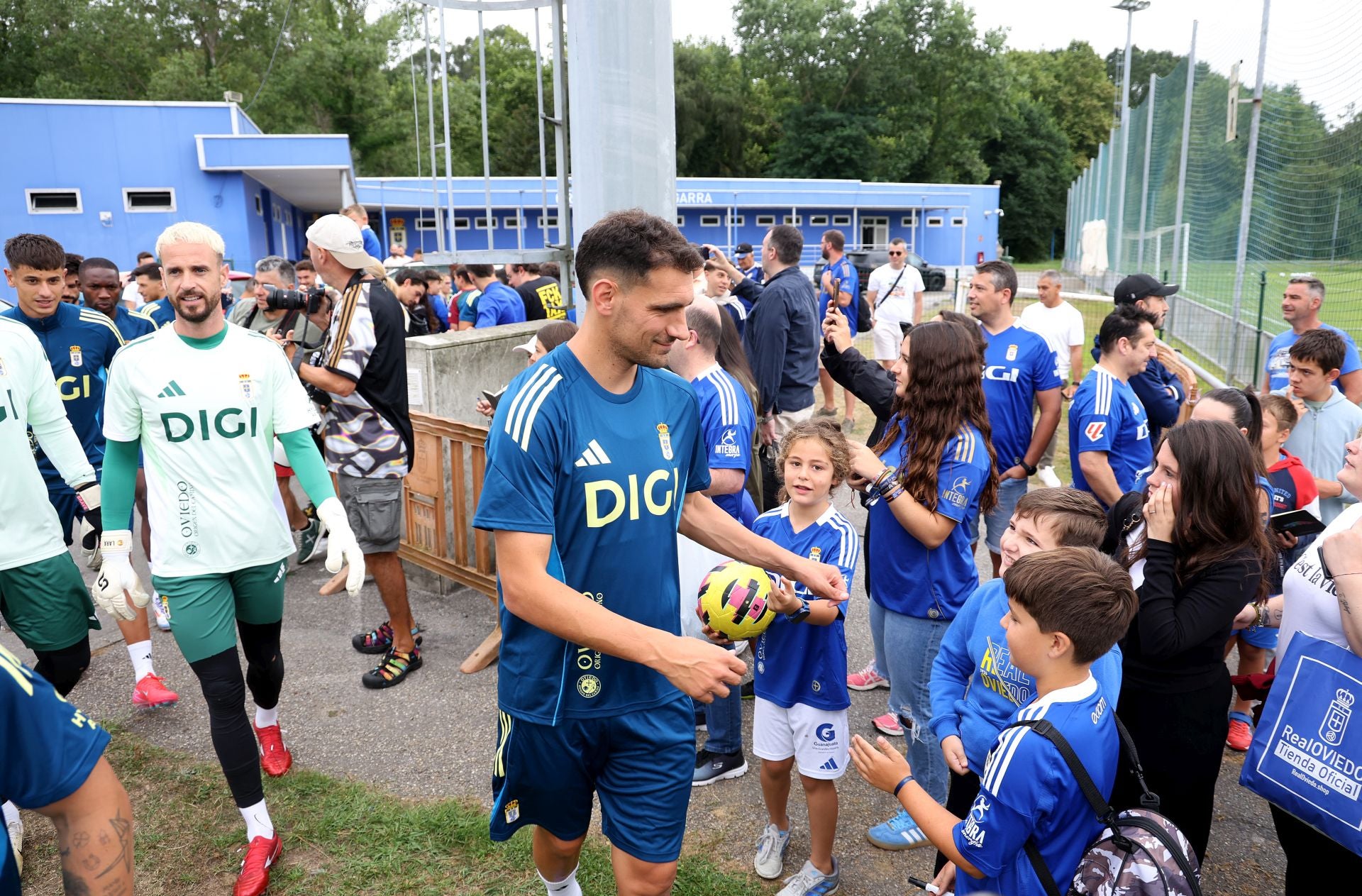 El Real Oviedo, arropado por su gente en el primer entenamiento de la temporada