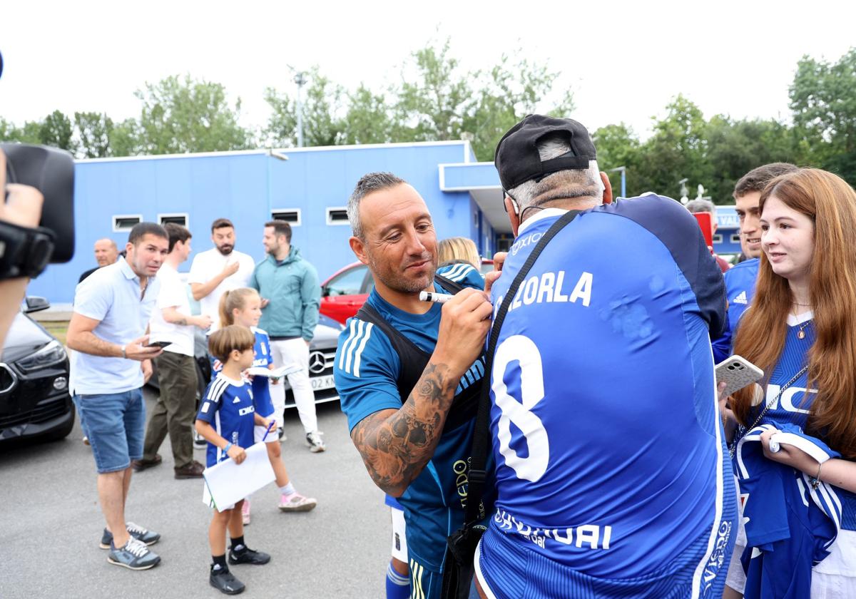 El Real Oviedo, arropado por su gente en el primer entenamiento de la temporada