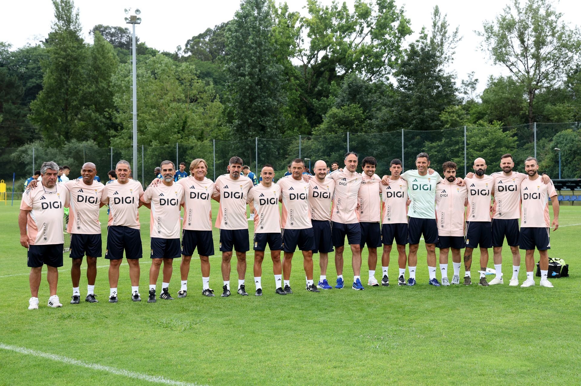 El Real Oviedo, arropado por su gente en el primer entenamiento de la temporada