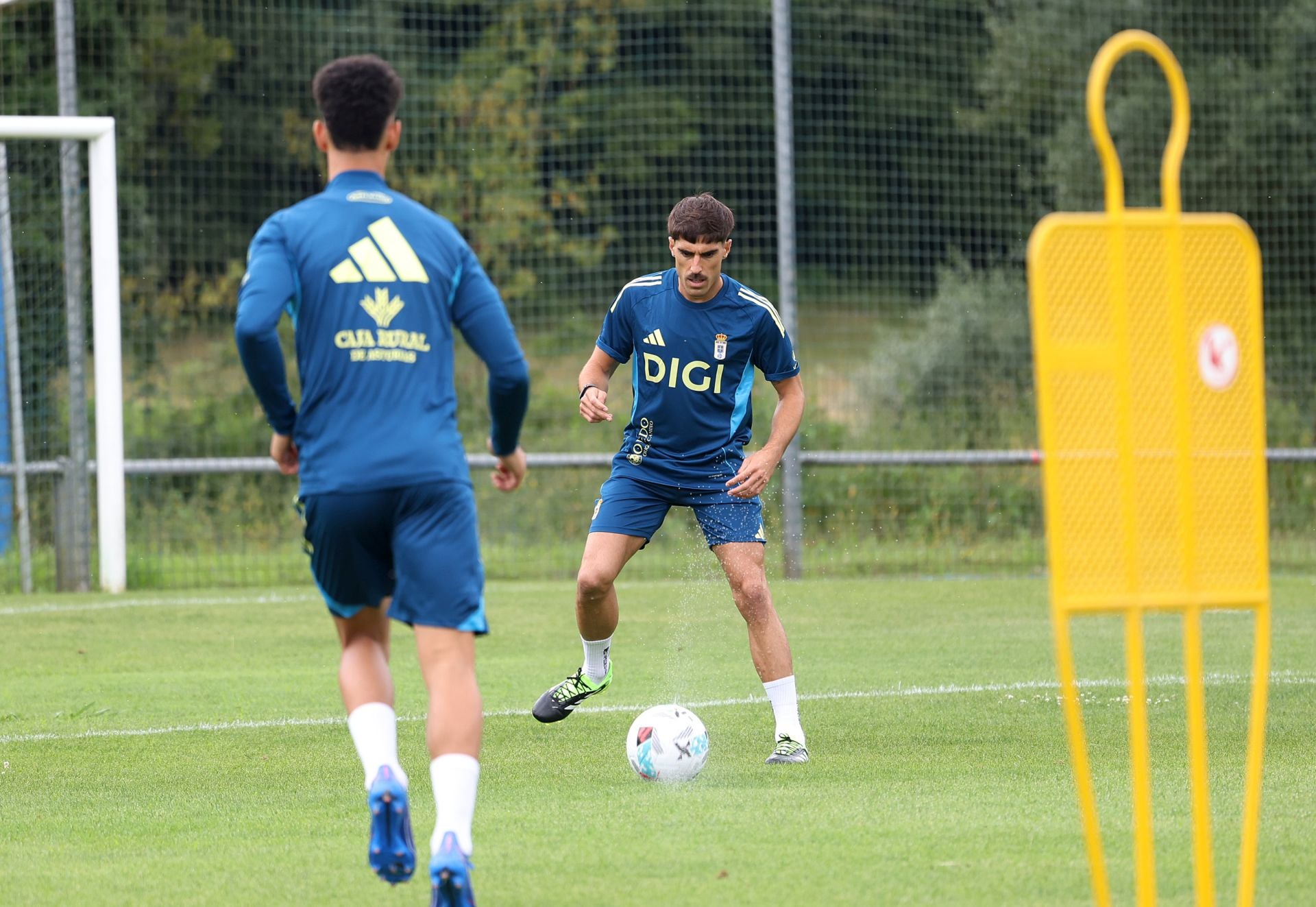 El Real Oviedo, arropado por su gente en el primer entenamiento de la temporada