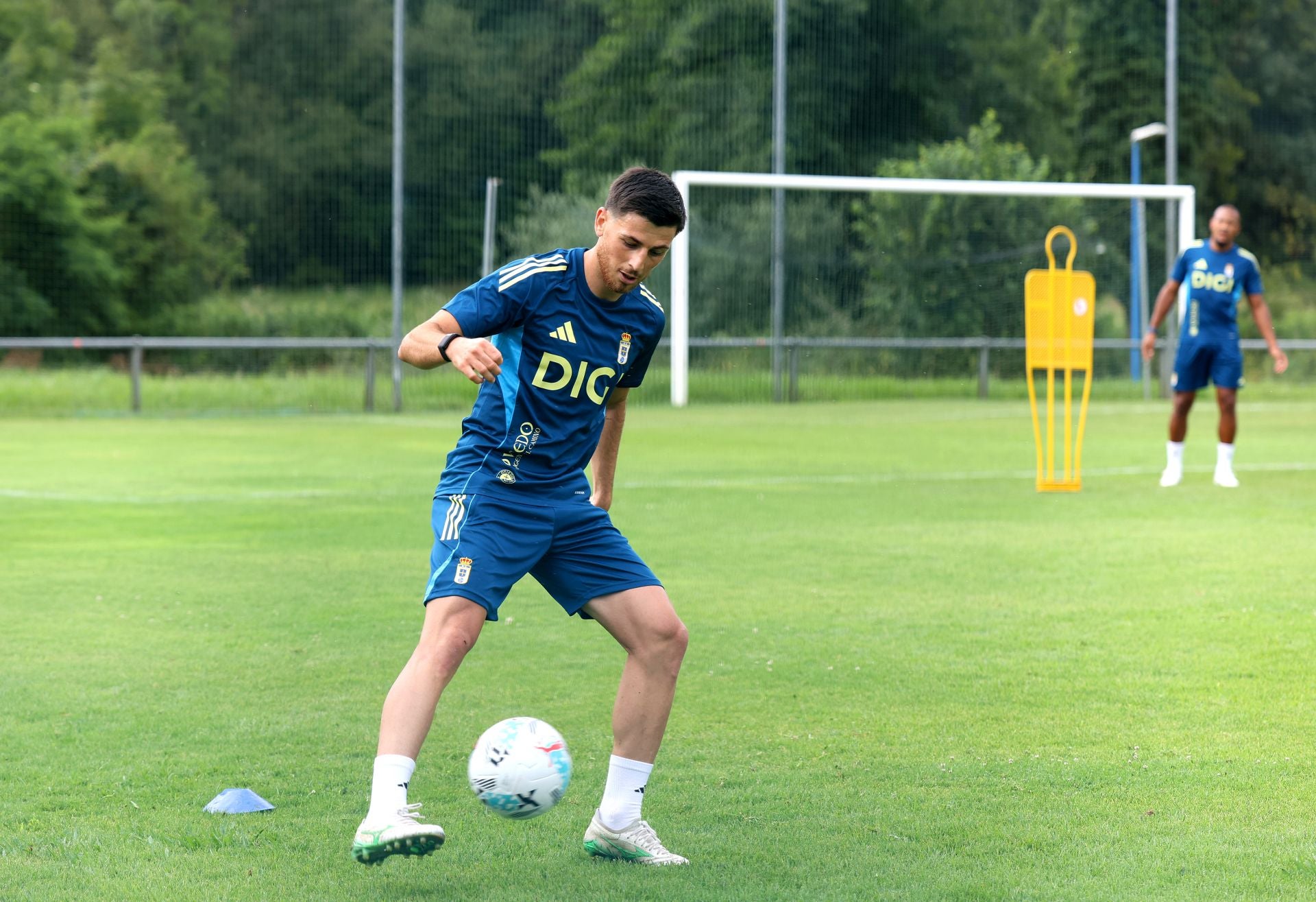 El Real Oviedo, arropado por su gente en el primer entenamiento de la temporada