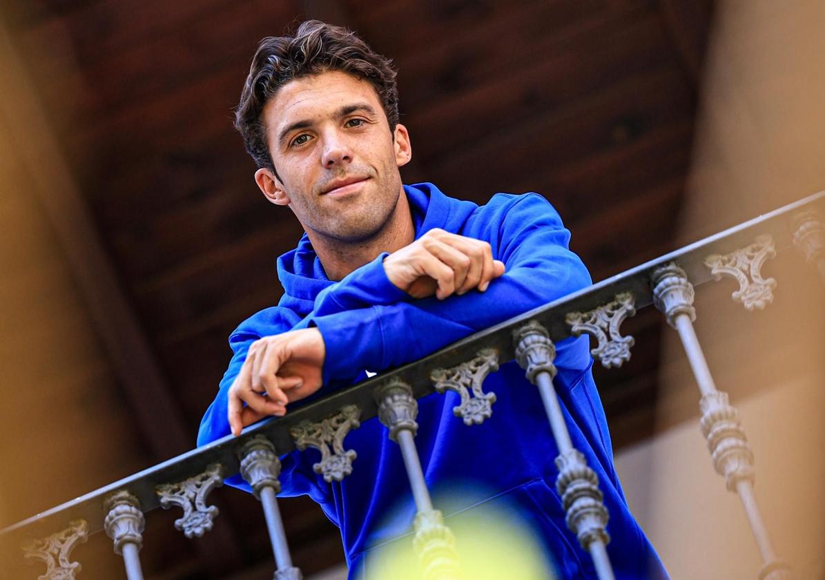 Nacho Méndez, exfutbolista del Sporting de Gijón, posa durante la concentración del equipo en la Comunidad Valenciana.