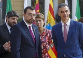 El presidente del presidente del Principado de Asturias, Adrián Barbón, y el presidente del Gobierno, Pedro Sánchez.