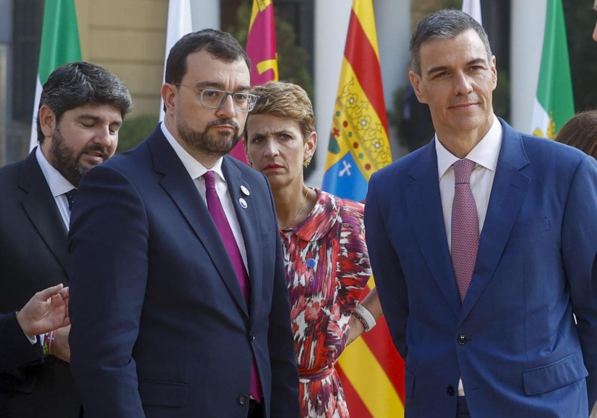 El presidente del presidente del Principado de Asturias, Adrián Barbón, y el presidente del Gobierno, Pedro Sánchez.