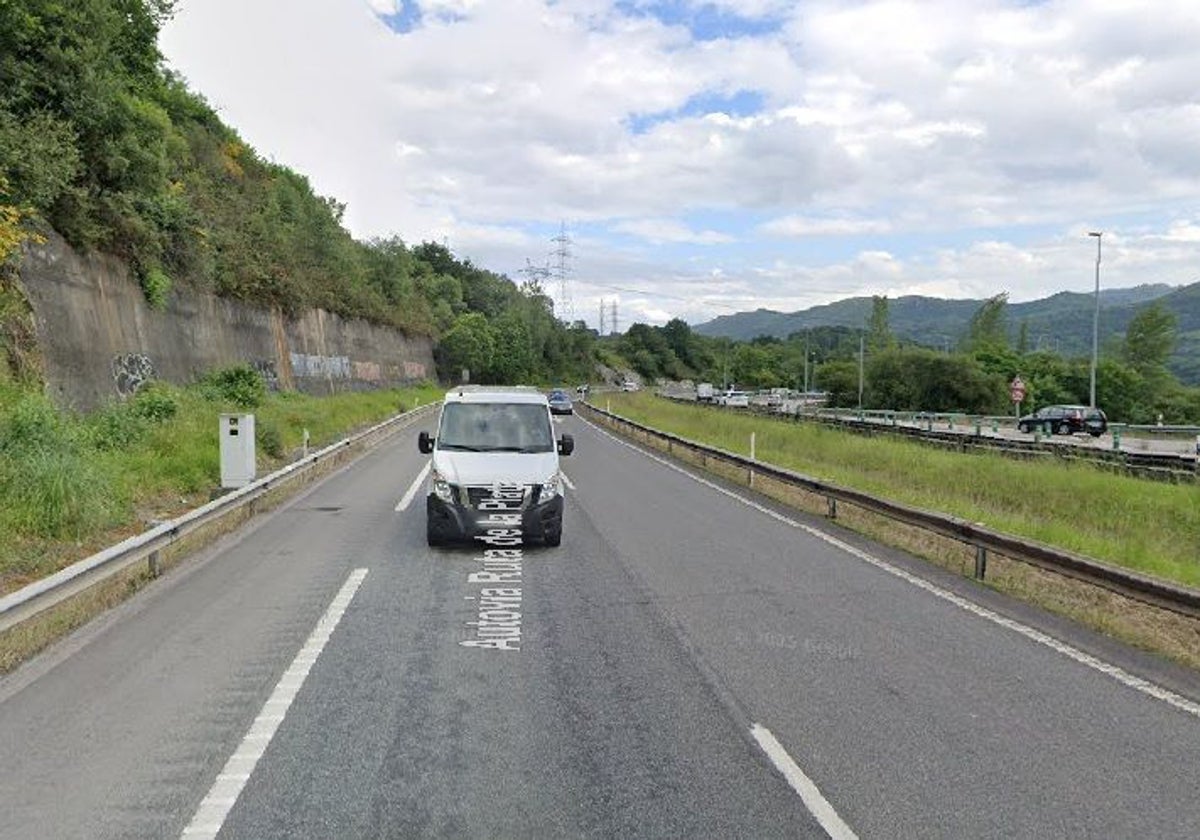 Furgoneta circulando junto al radar que más multa de Asturias, ubicado en la A-66 en la subida de El Caleyo.