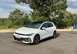 El Golf GTE mantiene su estética clásica de corte deportivo con el logo de VW iluminado.