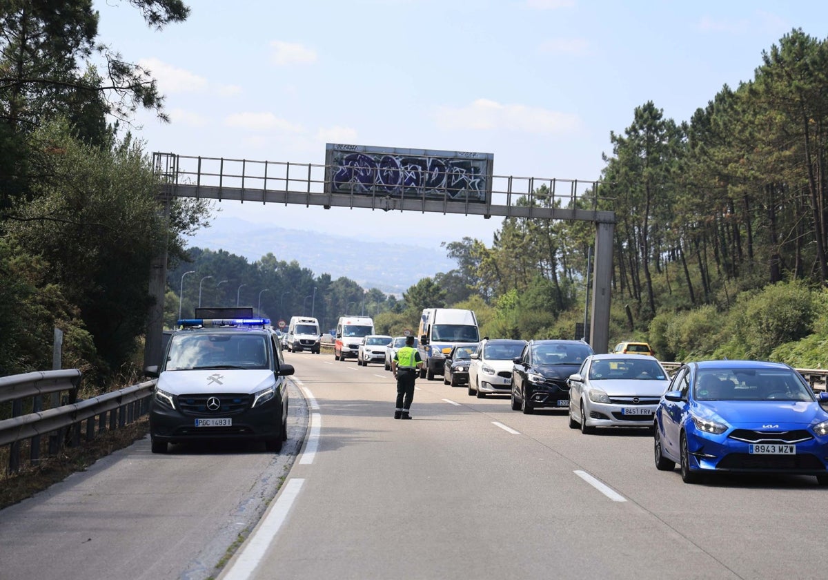 Un agente de la Guardia Civil regula el tráfico en la zona de la autopista 'Y' donde el martes se produjo el accidente.