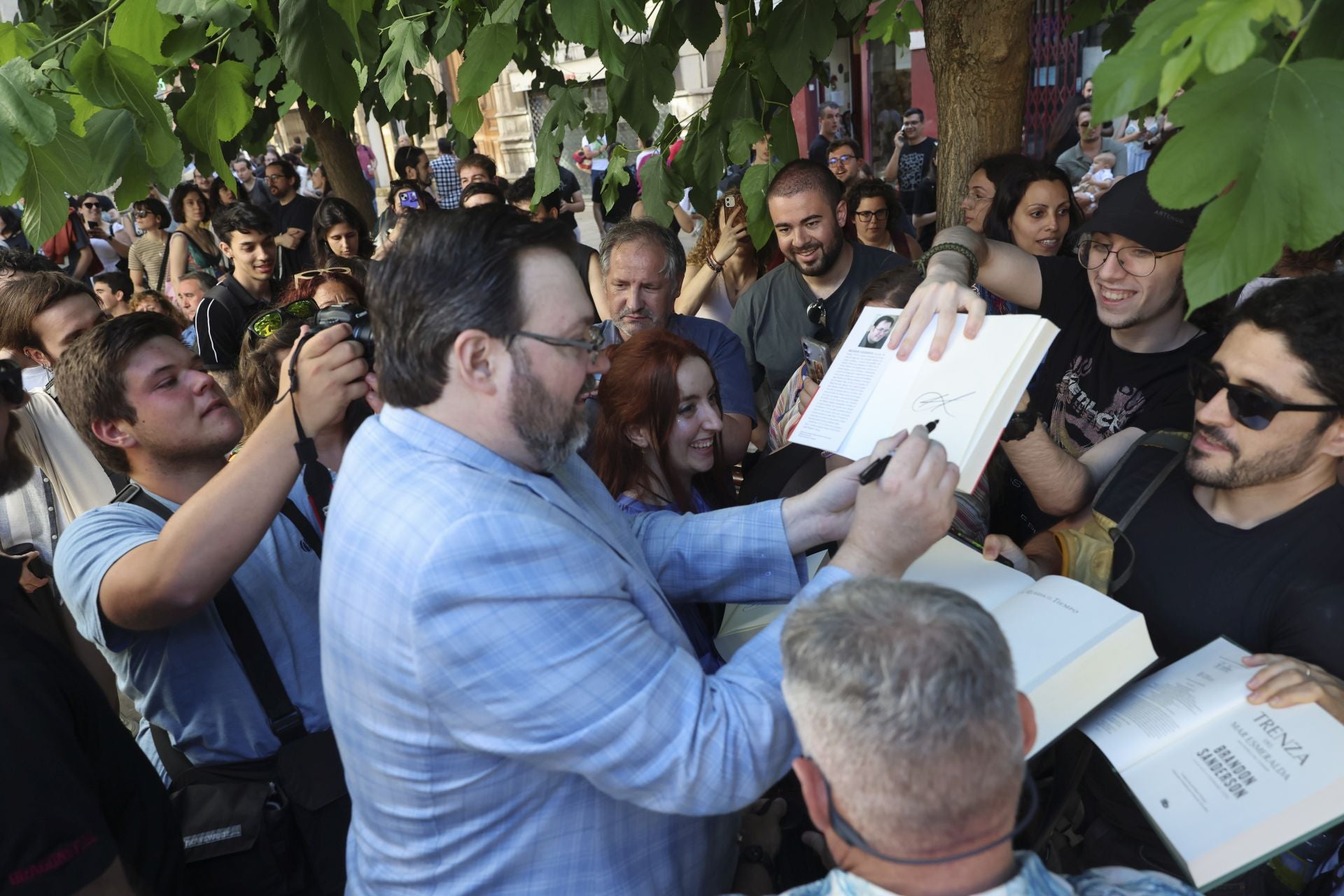 El Festival Celsius de Avilés echa a andar: largas colas por Brandon Sanderson