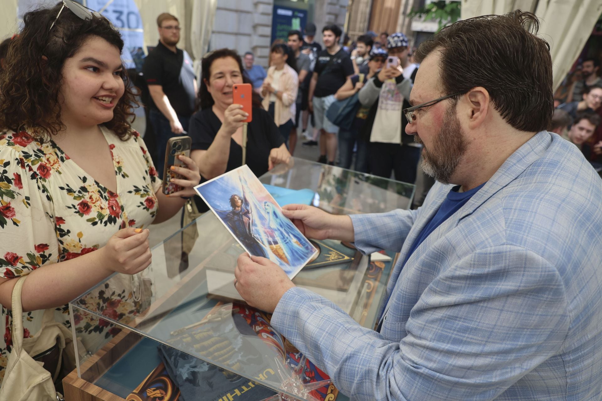 El Festival Celsius de Avilés echa a andar: largas colas por Brandon Sanderson