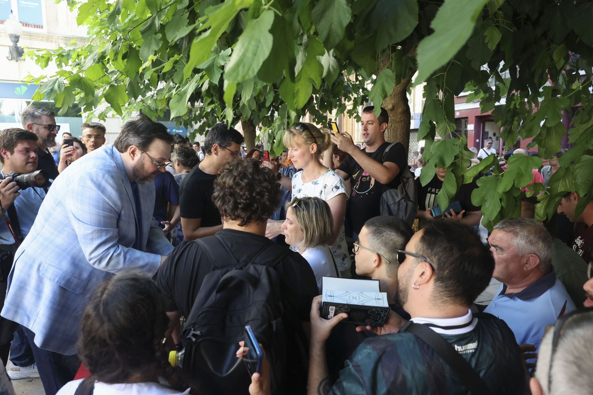 El Festival Celsius de Avilés echa a andar: largas colas por Brandon Sanderson