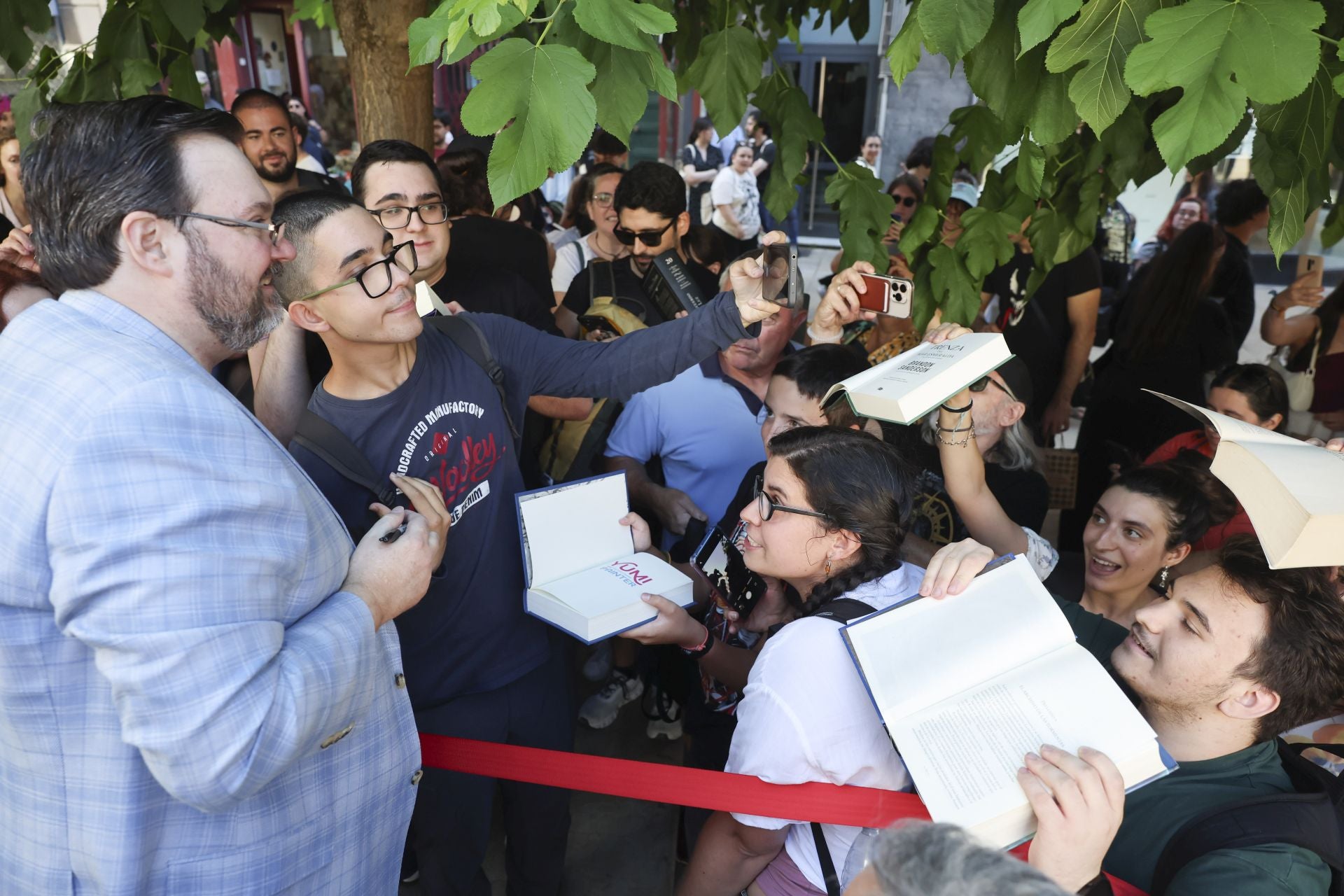 El Festival Celsius de Avilés echa a andar: largas colas por Brandon Sanderson