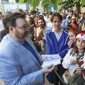 Un fan de Brandon Sanderson, con varios de los productos que acaba de adquirir en Avilés.