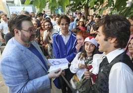 Un grupo de fans de Brandon Sanderson, el autor en Avilés.
