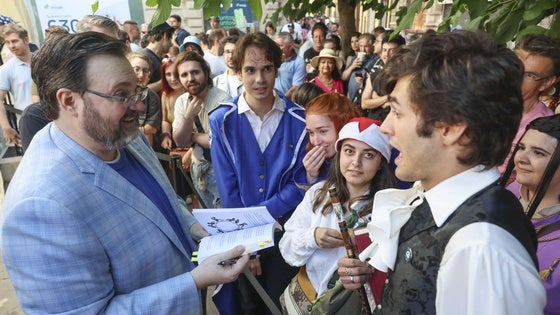 Un fan de Brandon Sanderson, con varios de los productos que acaba de adquirir en Avilés.