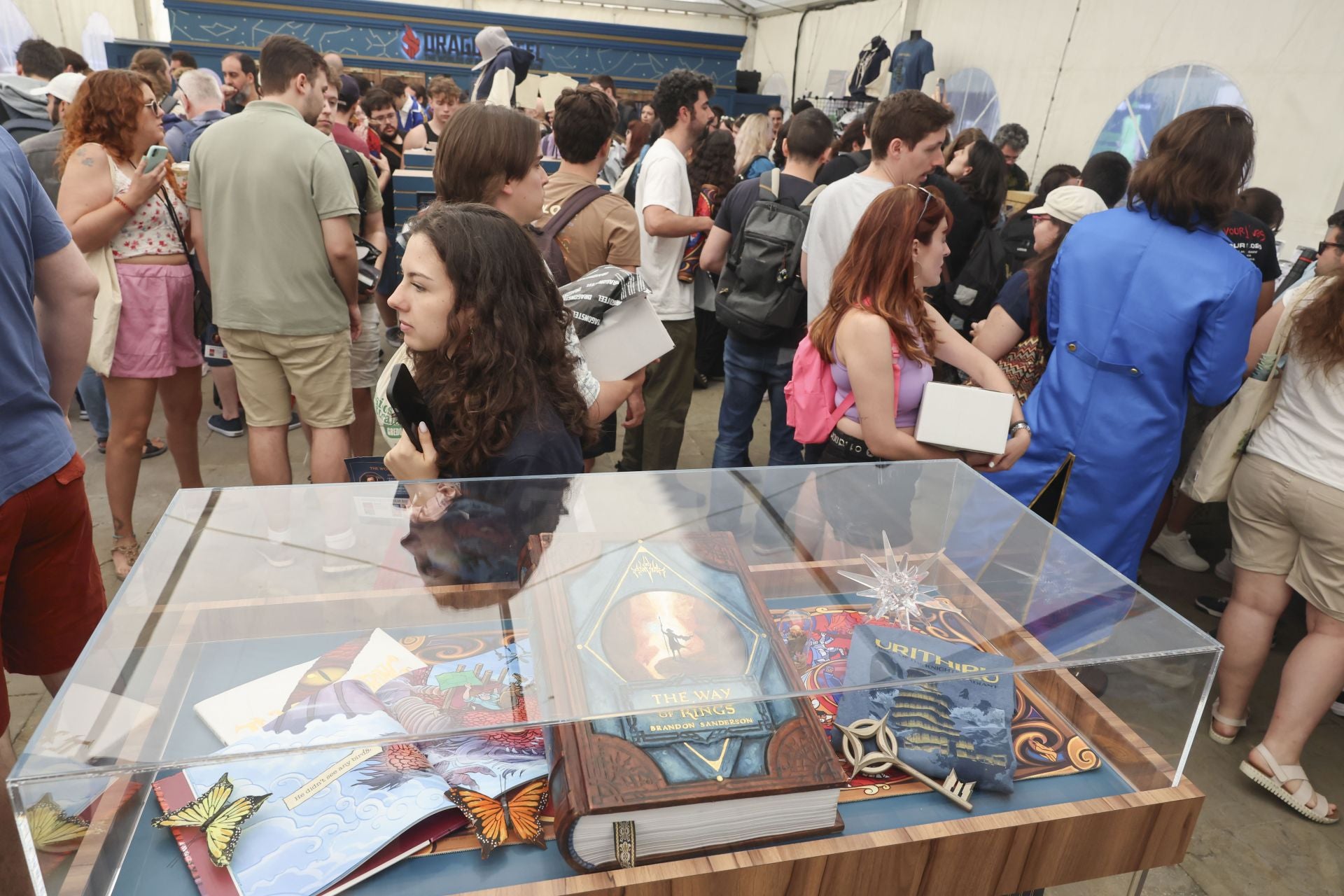 El Festival Celsius de Avilés echa a andar: largas colas por Brandon Sanderson