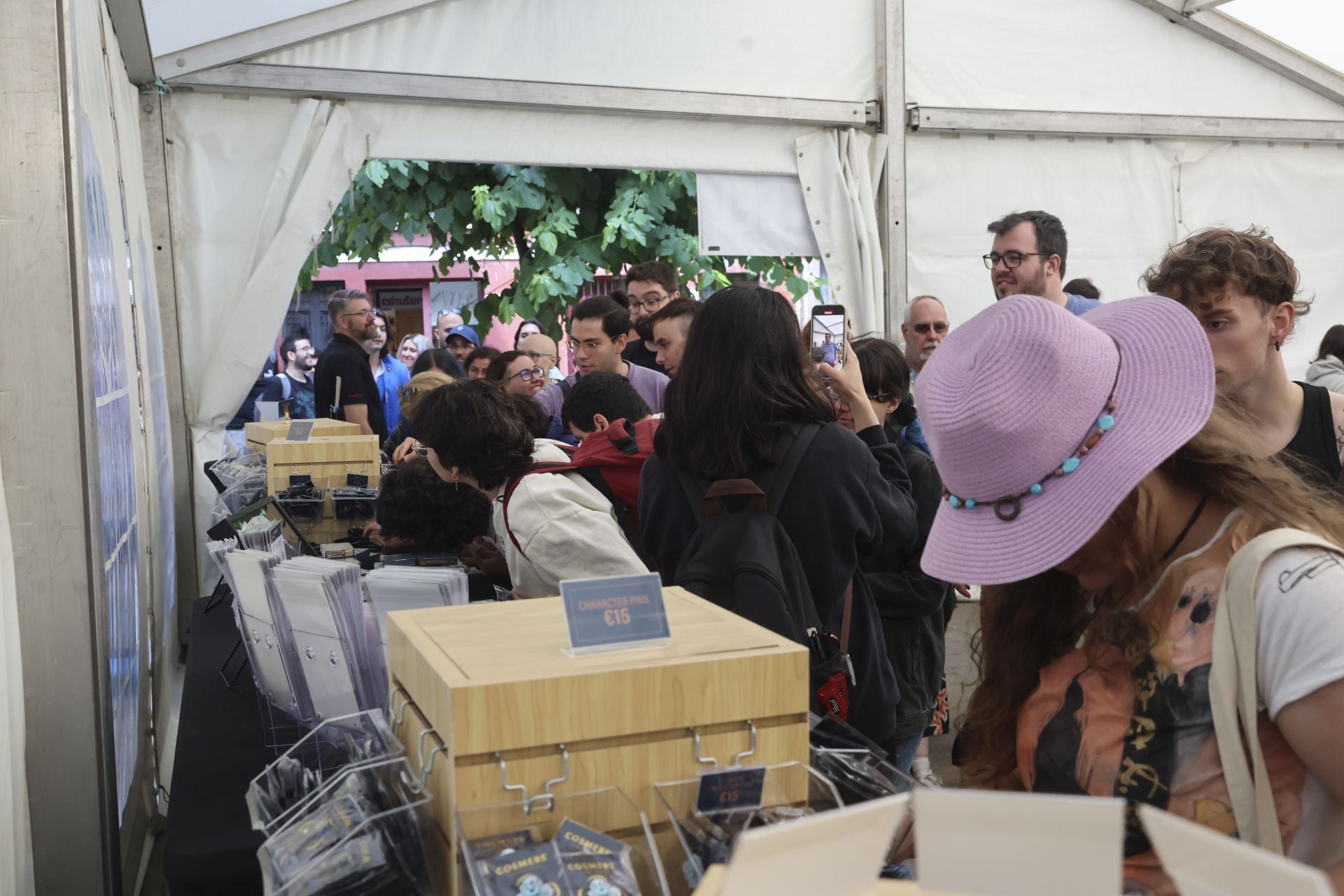 El Festival Celsius de Avilés echa a andar: largas colas por Brandon Sanderson