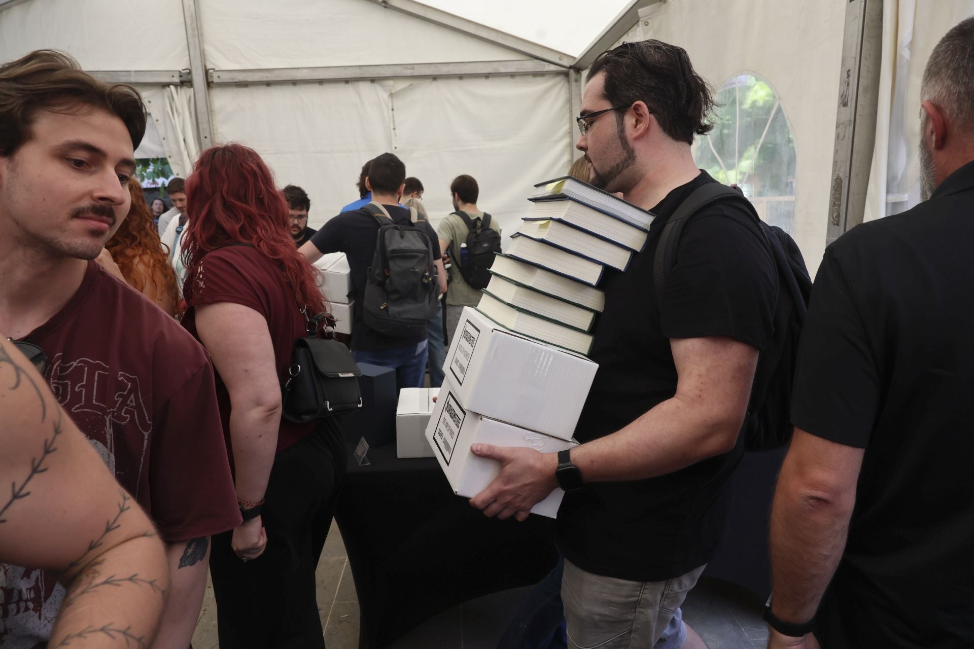 El Festival Celsius de Avilés echa a andar: largas colas por Brandon Sanderson