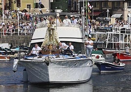 La Virgen del Carmen surca los mares ante la atenta mirada de cientos de feligreses en el Puerto Deportivo de Gijón.
